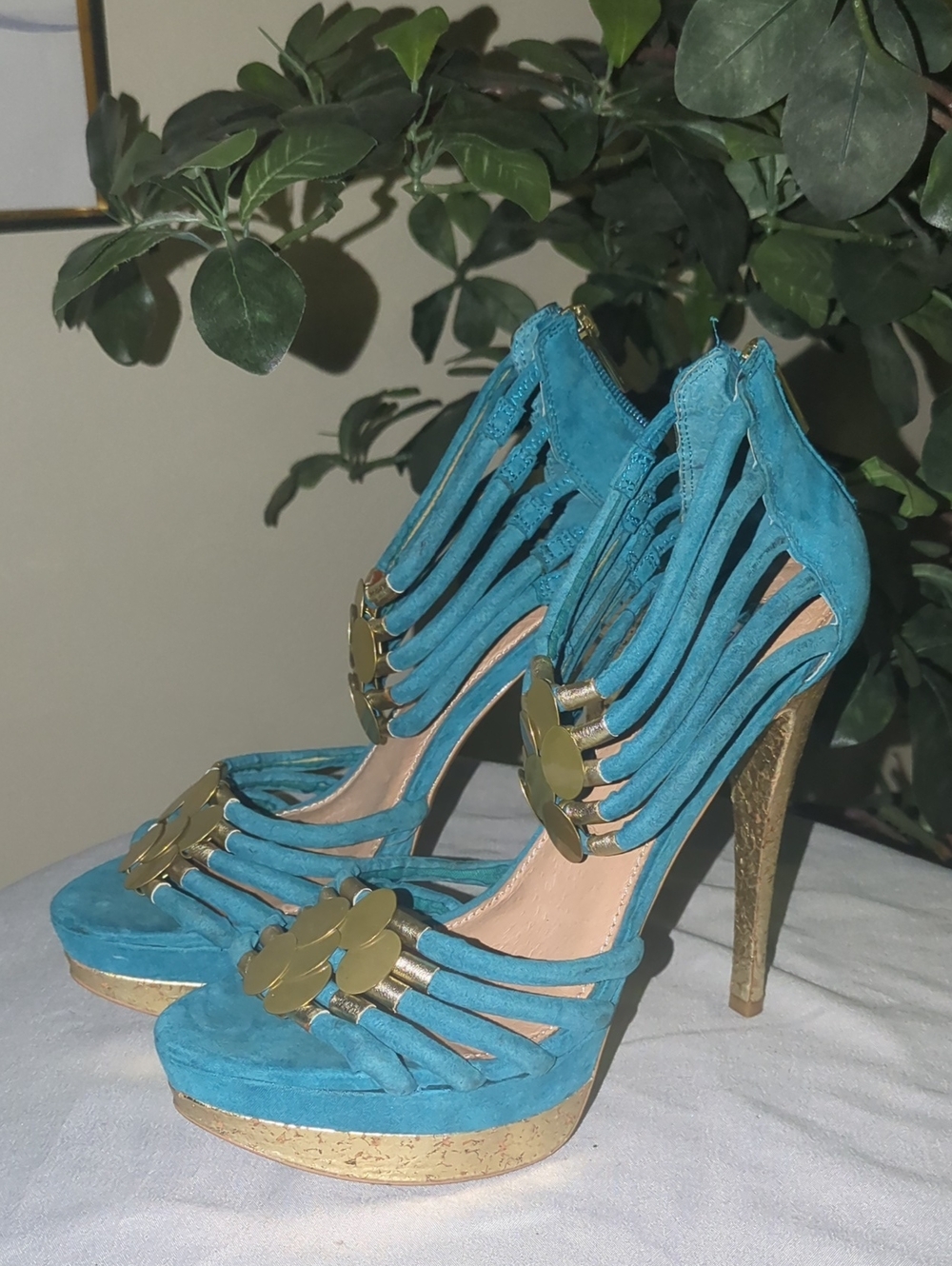 💥HTF💥 H by Halston Turquoise Suede High Heel with Gold Accents